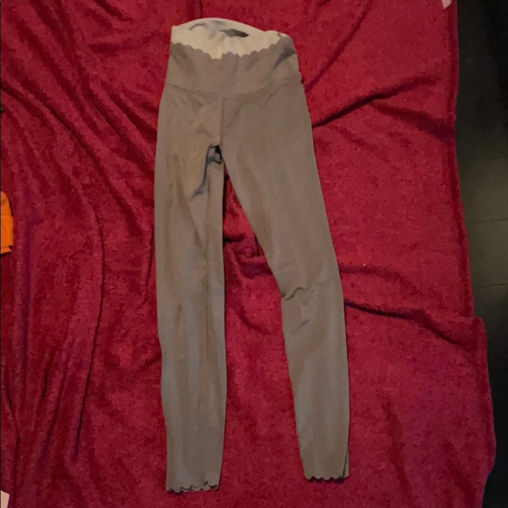 RARE AERIE TAN SCALLOP LEGGINGS